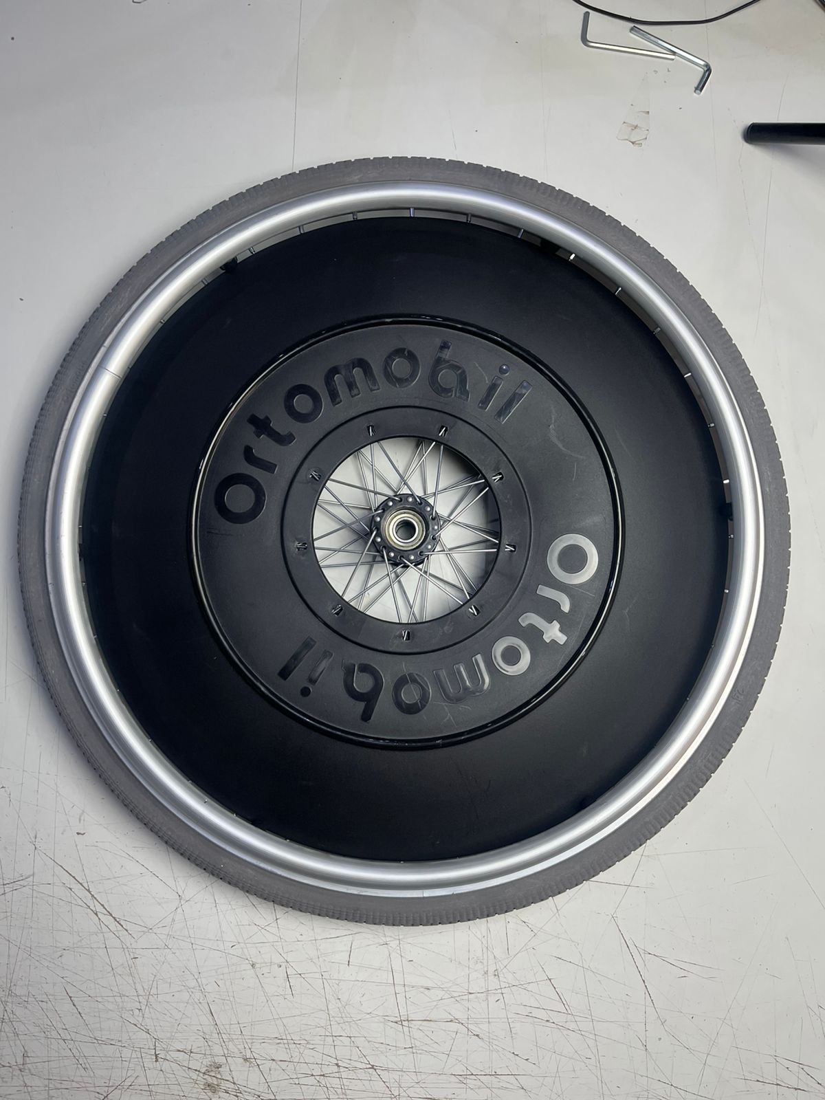 Roda com Pneu Anti-Furo de Cadeira de Rodas Ortomobil