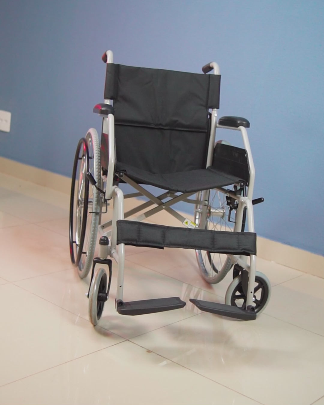 Cadeira de Rodas em Aço Carbono Dobrável até 100kg 44cm D100 Dellamed