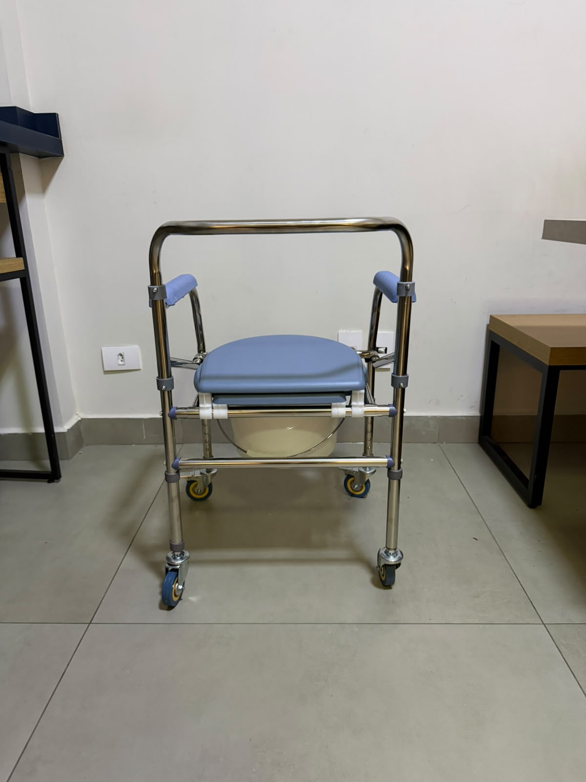Cadeira de Banho em Aço C/ Barra Em U B20 - Supermedy - Outlet