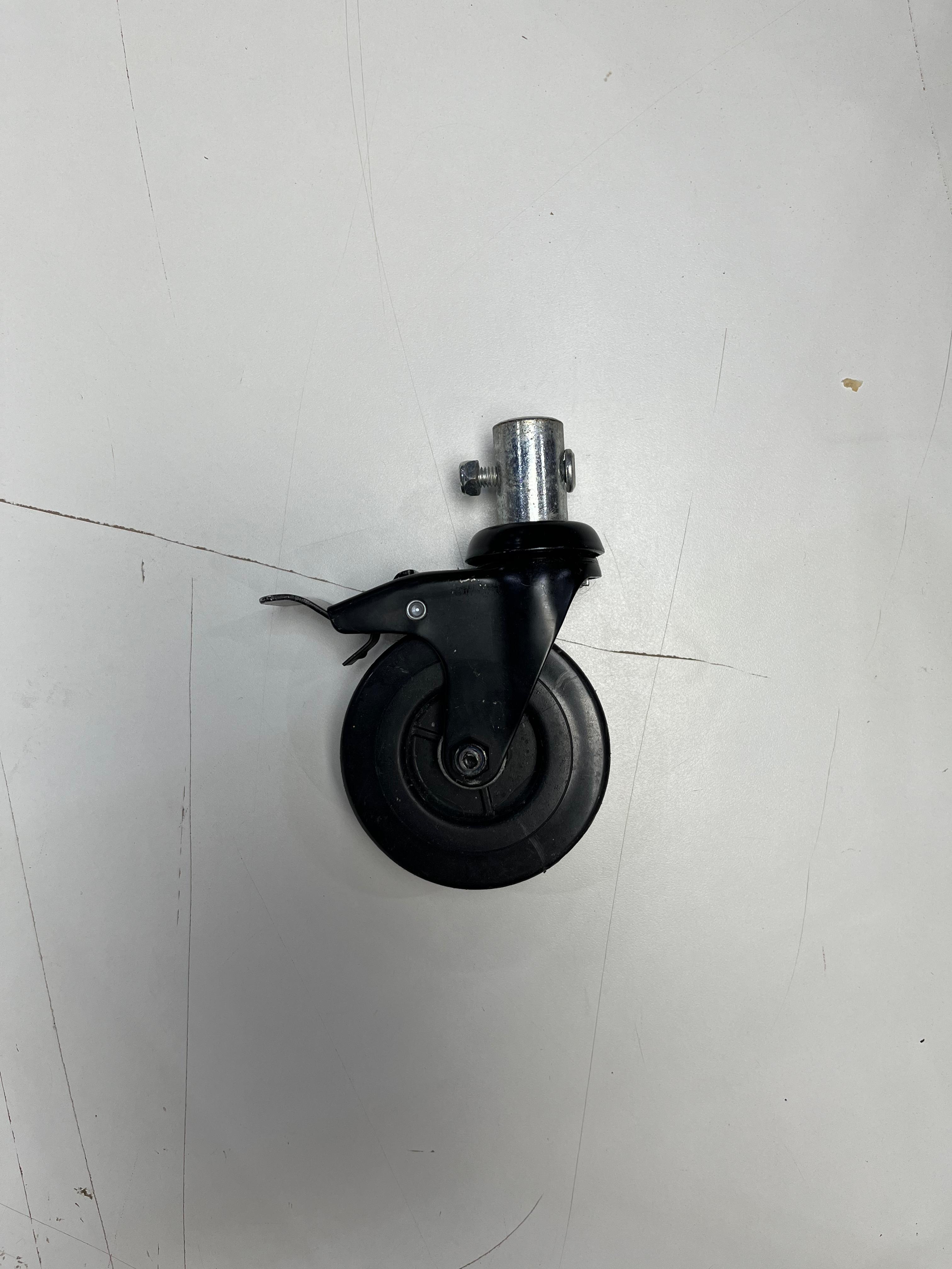 Roda Preta C/Freio Cadeira de Banho Dellamed