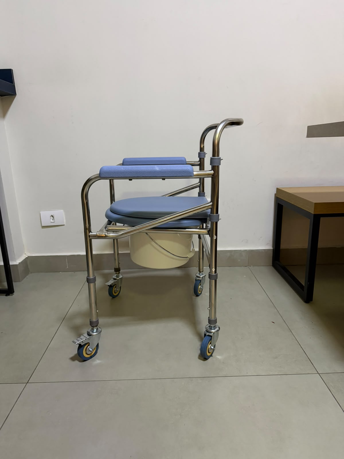 Cadeira de Banho em Aço C/ Barra Em U B20 - Supermedy - Outlet