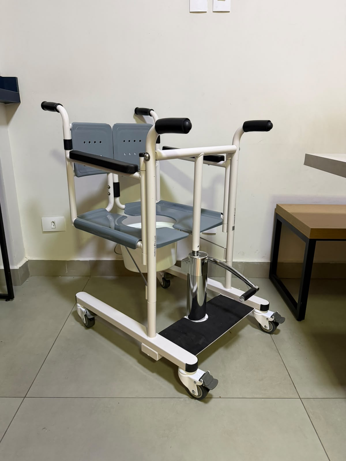 Cadeira de Transferencia Hidraulica Medicinal Live 3030 - Outlet