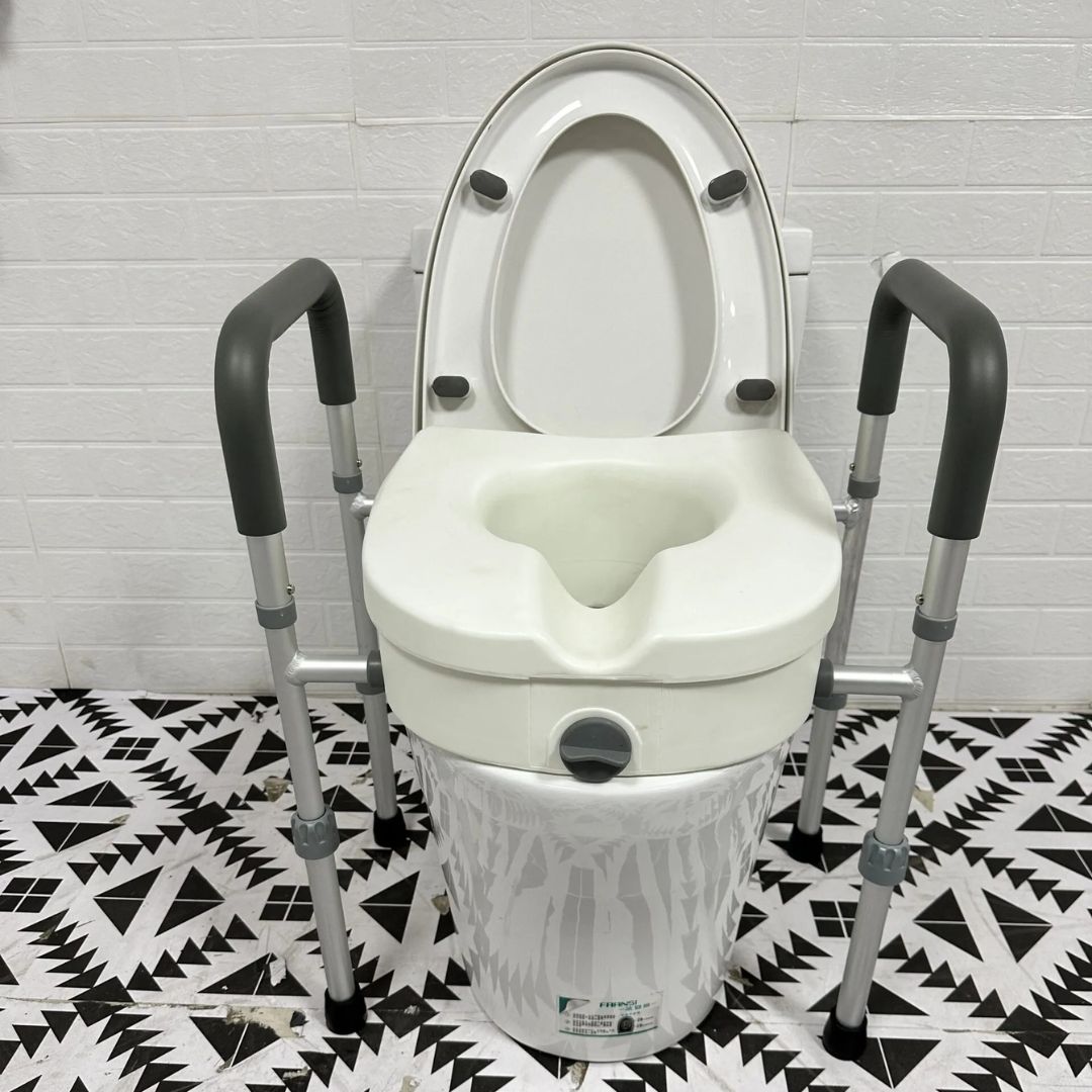 Assento Sanitário Elevado com Barra de Apoio Lateral Pro18 - Health Clean