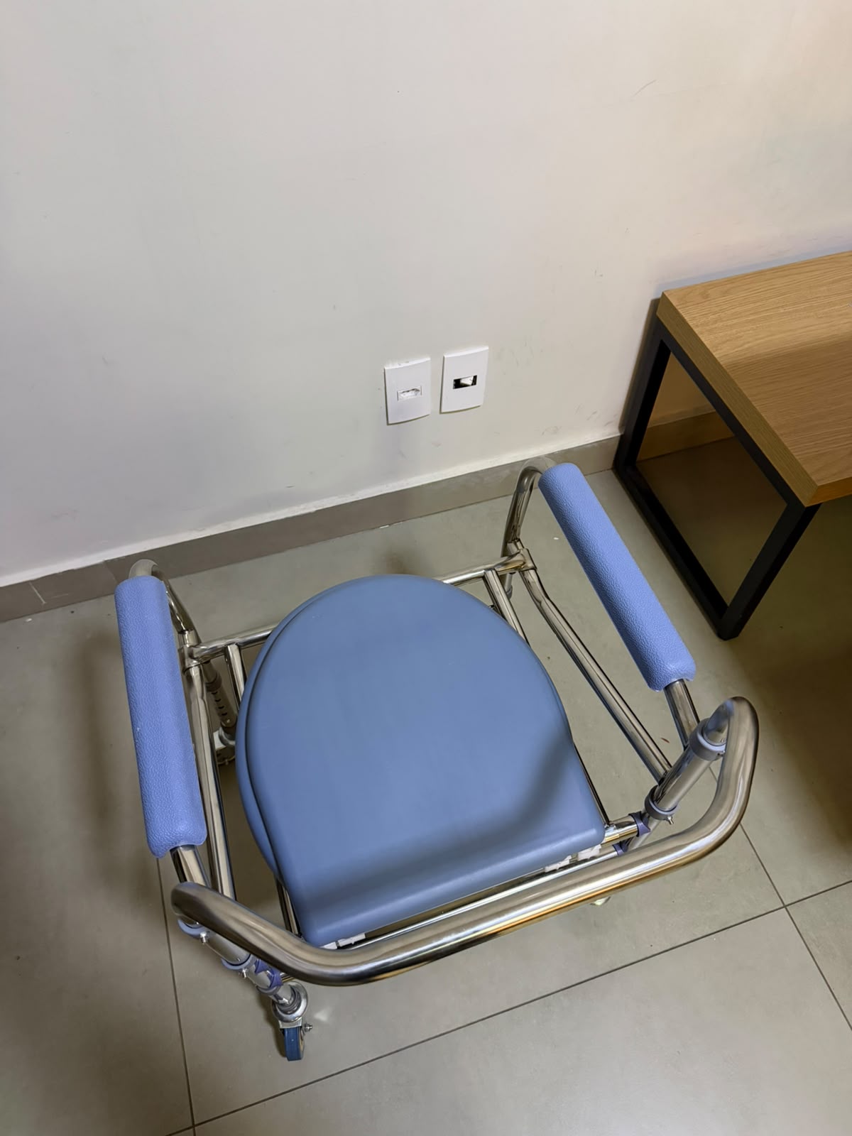 Cadeira de Banho em Aço C/ Barra Em U B20 - Supermedy - Outlet