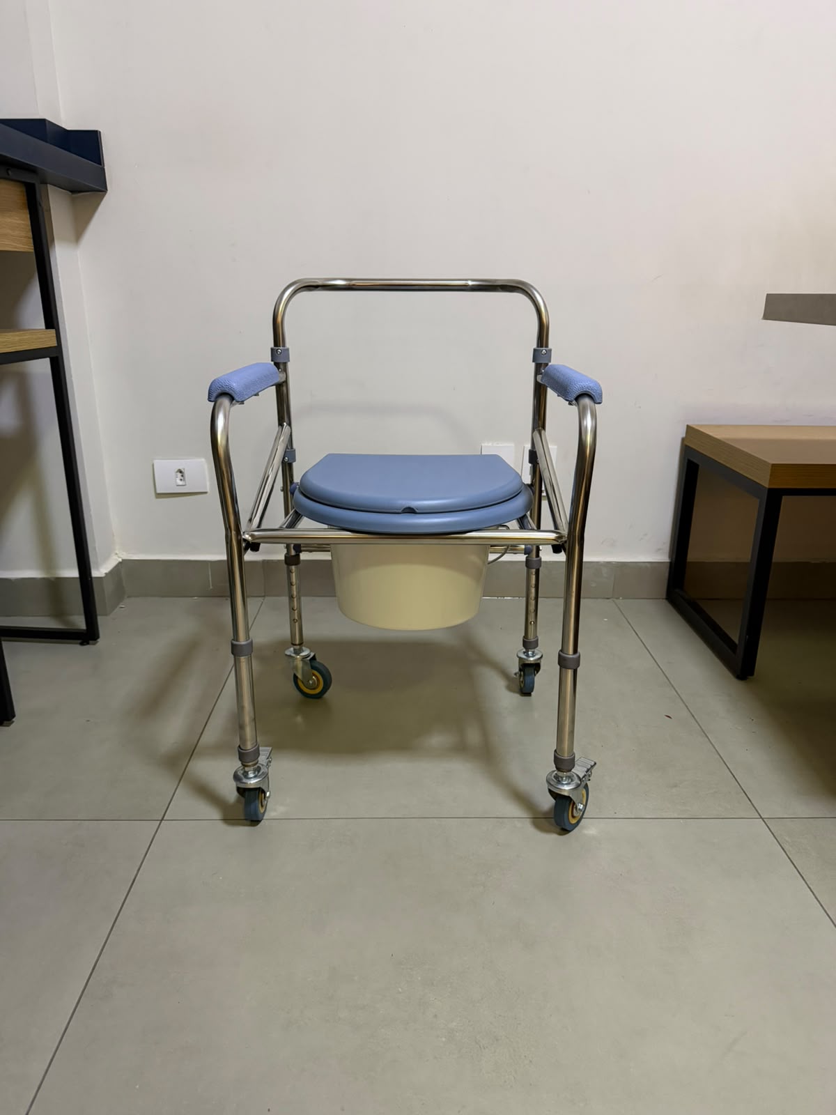 Cadeira de Banho em Aço C/ Barra Em U B20 - Supermedy - Outlet