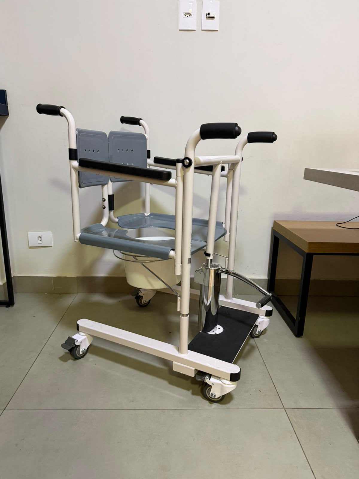 Cadeira de Transferencia Hidraulica Medicinal Live 3030 - Outlet