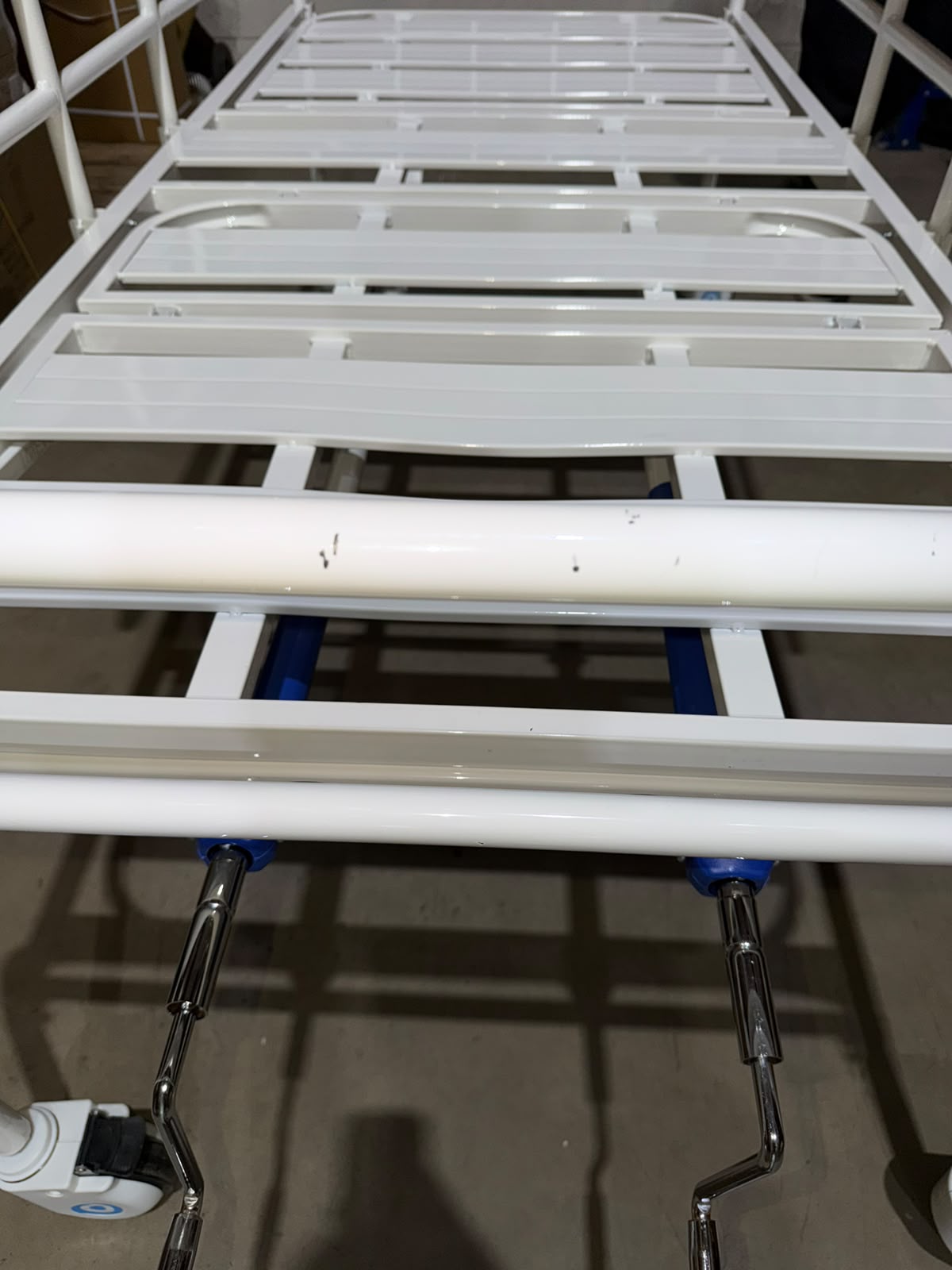 Cama Hospitalar Simples 2 Manivelas c/ Grade DX2 - Dellamed - OUTLET