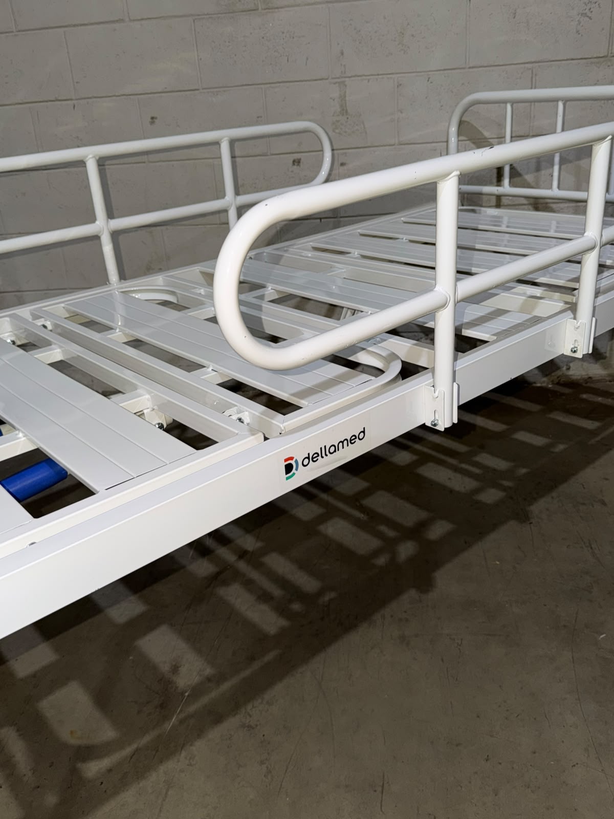 Cama Hospitalar Simples 2 Manivelas c/ Grade DX2 - Dellamed - OUTLET