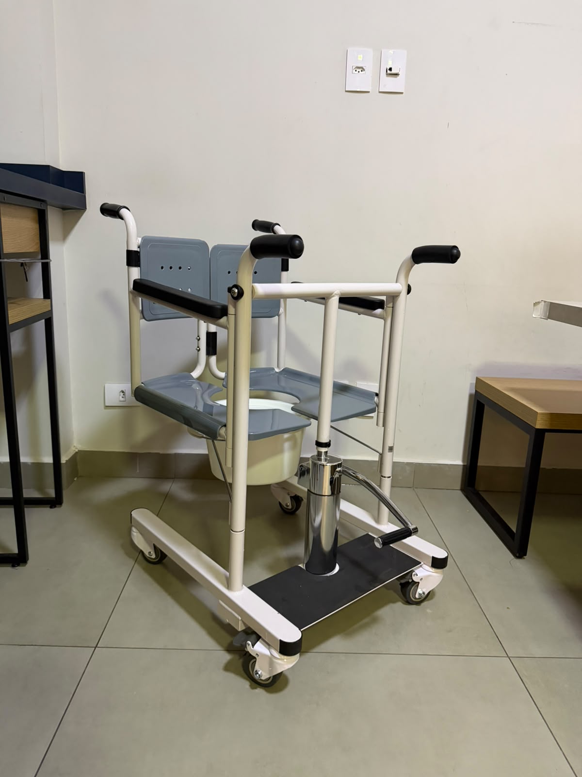 Cadeira de Transferencia Hidraulica Medicinal Live 3030 - Outlet