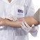 Curativo Membracel Retangular 10x7,5cm Esporos (1-2mm até 2-3mm) Membracel  sendo aplicado sobre ferimento no braço