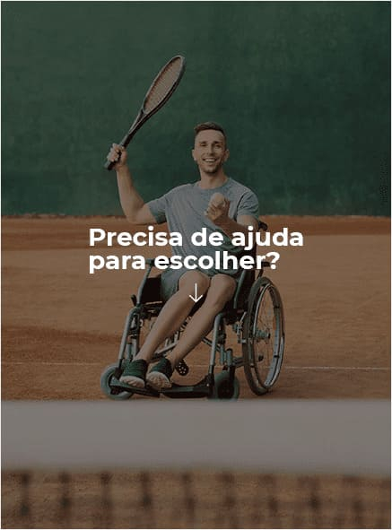 Homem de cadeira de rodas jogando Tenis de quadra